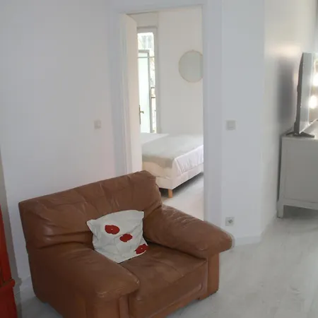 3 Mn, 14 People , 4 Bedrooms, 2 Parkings Prives 公寓