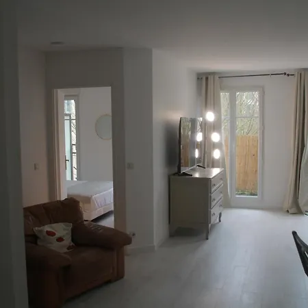 3 Mn, 14 People , 4 Bedrooms, 2 Parkings Prives