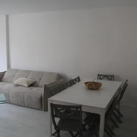 3 Mn, 14 People , 4 Bedrooms, 2 Parkings Prives 公寓 *