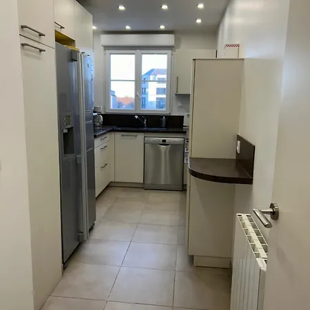 3 Mn, 14 People , 4 Bedrooms, 2 Parkings Prives