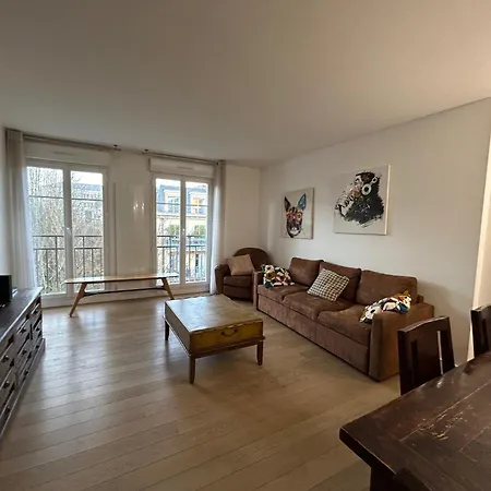 3 Mn, 14 People , 4 Bedrooms, 2 Parkings Prives * Chessy (Seine-et-Marne)
