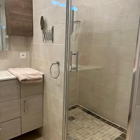 Apartament 3 Mn, 14 People , 4 Bedrooms, 2 Parkings Prives