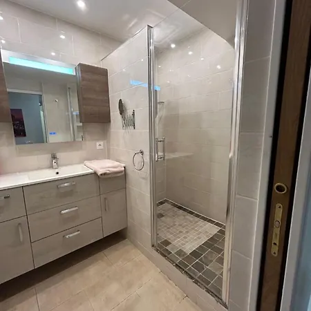 3 Mn, 14 People , 4 Bedrooms, 2 Parkings Prives Apartament