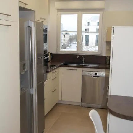 3 Mn, 14 People , 4 Bedrooms, 2 Parkings Prives * Chessy (Seine-et-Marne)