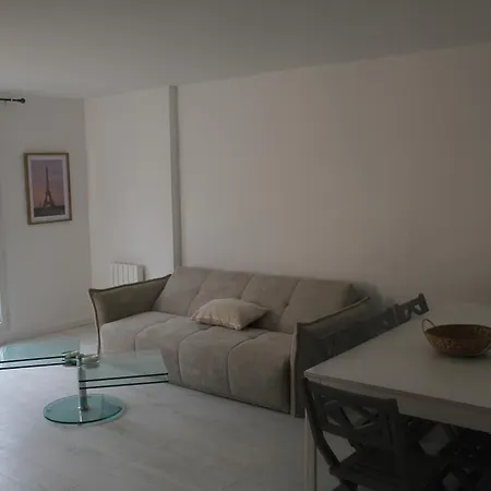 Apartament 3 Mn, 14 People , 4 Bedrooms, 2 Parkings Prives Chessy (Seine-et-Marne)