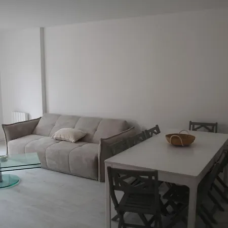3 Mn, 14 People , 4 Bedrooms, 2 Parkings Prives Apartament