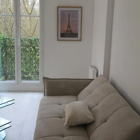 3 Mn, 14 People , 4 Bedrooms, 2 Parkings Prives Chessy (Seine-et-Marne)